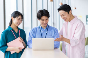 紹介代理店と販売代理店、どっちを選ぶ？違い・メリット・6項目の比較と失敗しない判断基準のイメージ
