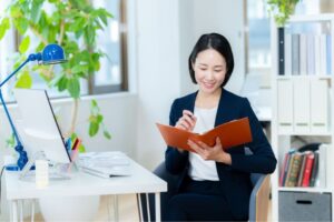 景品表示法（景表法）とは？優良誤認・有利誤認など不当表示の種類とステマ規制の基本、代理店・営業代行が違反しないための広告表現チェックポイントを徹底解説のイメージ