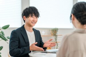 競合分析とは？営業で「選ばれる理由」をつくる進め方5ステップと、取扱商材の差別化ポイントの見つけ方・比較表の作り方を解説のイメージ